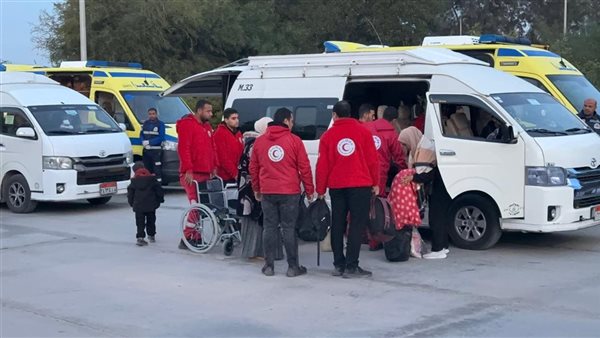 7.8 طن مساعدات، الهلال الأحمر يواصل دعم غزة بقافلة زاد العزة 136