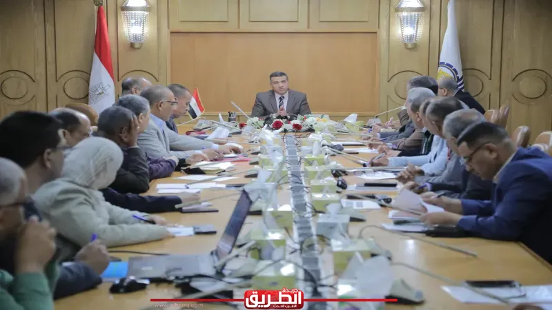 محافظ قنا: مراجعة الخطة الاستثمارية بما يحقق أقصى نفع للمواطن القنائي