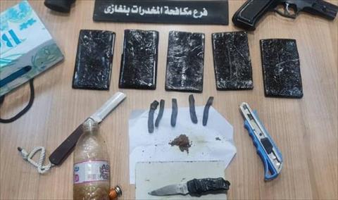 ضبط متهم بحوزته «حشيش» وأسلحة في بنغازي