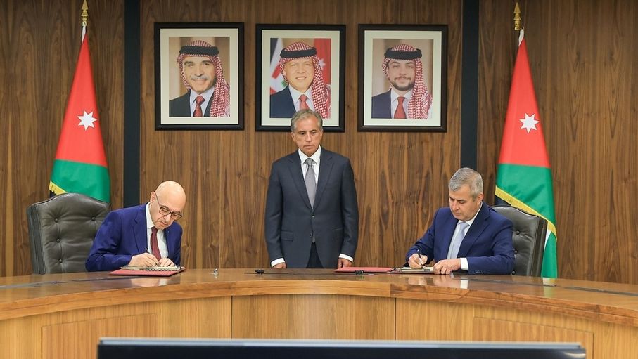 رئيس الوزراء يشهد توقيع أول اتفاقية استثمار لإنتاج الأمونيا الخضراء في الأردن