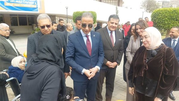 محافظ الجيزة يسلّم 27 كرسيًا متحركًا وأطرافًا صناعية لذوي الهمم