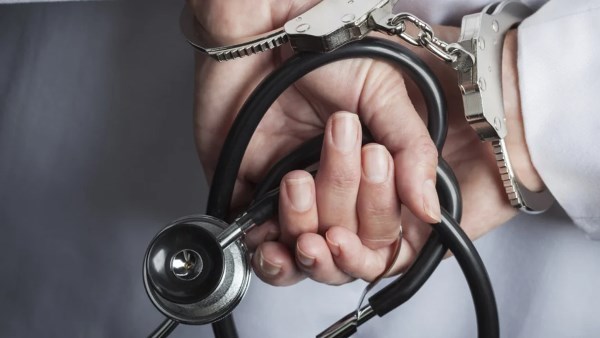 غرامة 100 ألف جنيه عقوبة الخطأ الطبي في هذه الحالة بالقانون