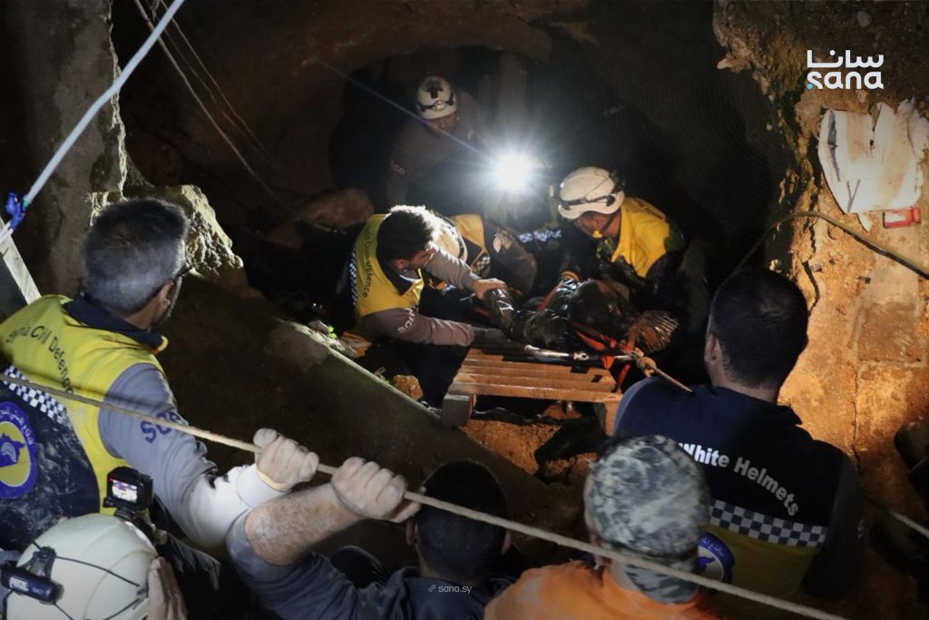 فرق الدفاع المدني تنتشل جثامين أربعة شبان من حفرة عميقة في جبلة