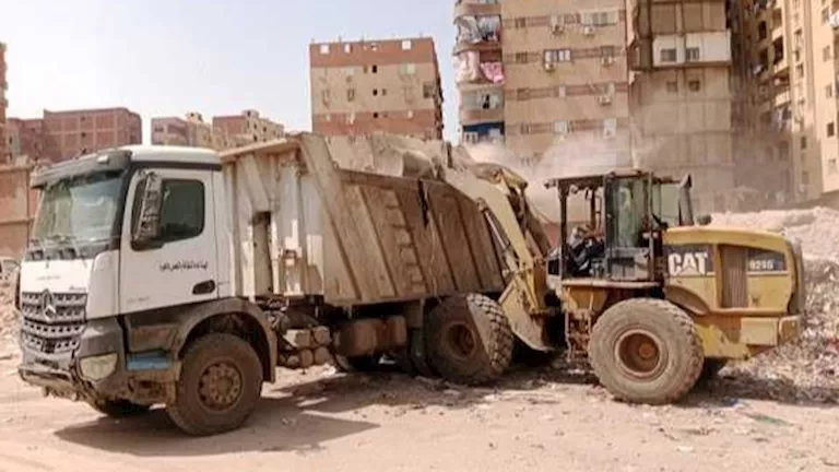 خلال جولة ميدانية.. محافظ الجيزة يوفر فرصة عمل لمواطنة