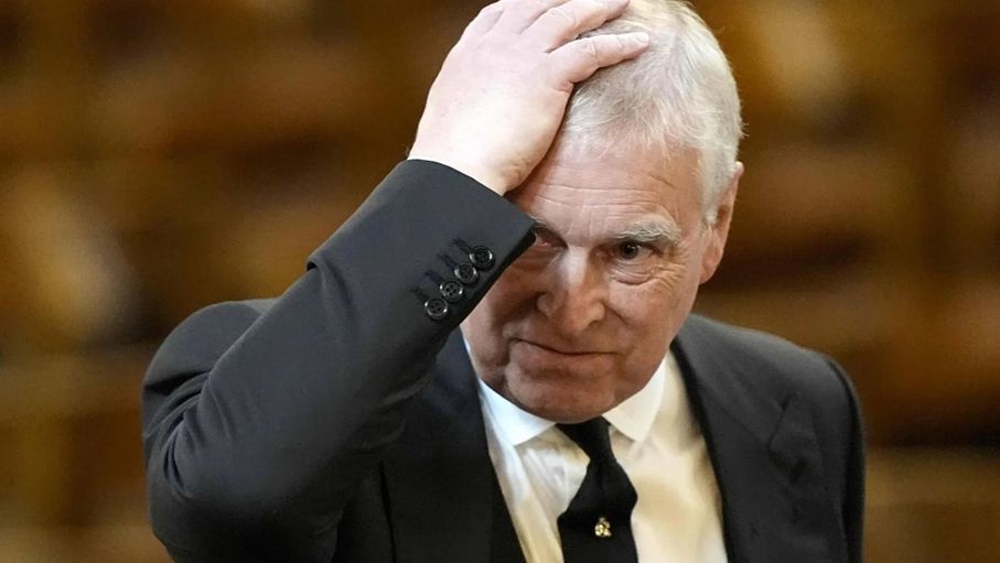 الشرطة البريطانية تنتهي من تفتيش منزل آندرو شقيق الملك تشارلز