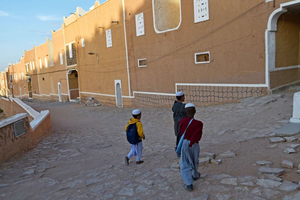منع كتاب “الهويات المتمردة” يفتح نقاشا حول حدود معالجة “القضايا الحساسة” في الجزائر