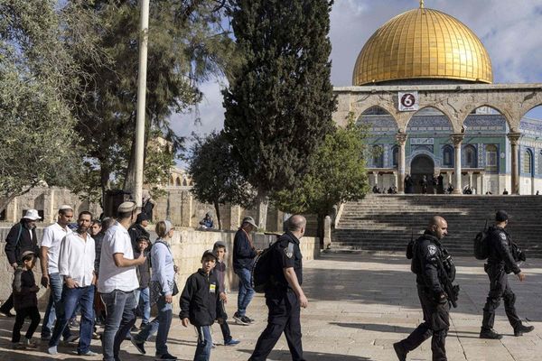 مستعمرون يقتحمون المسجد الأقصى ويرفعون علم الاحتلال في باحاته