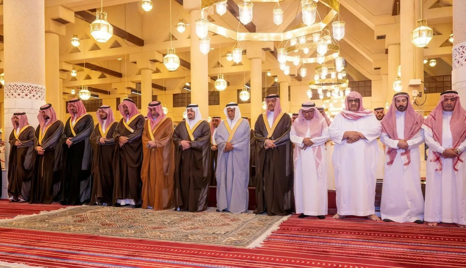 نائب أمير الرياض يؤدي صلاة الميت على حسان ياسين