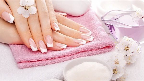 روتين سريع من الطبيعة لاستعادة نعومة اليدين قبل العيد