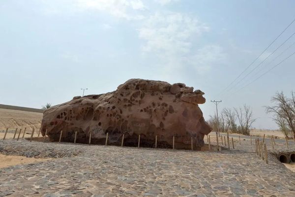 صخرة عنترة في الجواء