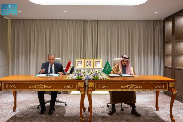 وزير الخارجية ونظيره المصري يوقعان اتفاقية إعفاء متبادل لحاملي الجوازات الدبلوماسية والخاصة