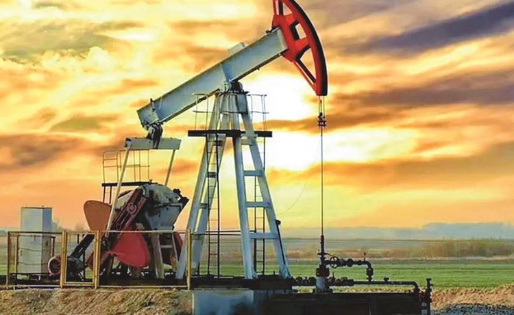 النفط يحوم دون أعلى مستوى في 7 أشهر