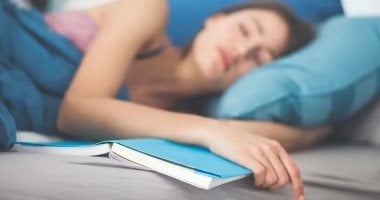 لماذا نشعر بالنعاس أثناء القراءة؟