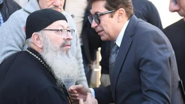 في أجواء يملؤها الحزن.. هاني رمزي وشقيقاه يحيون ذكرى الأربعين لوالدتهم