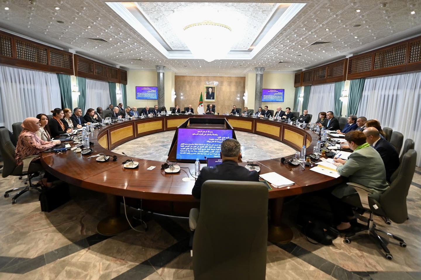 اجتماع الحكومة: دراسة مشروع مرسوم تنفيذي يتعلق بالترقية العقارية وعرض حول خريطة المهن