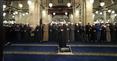 الآلاف يؤدون صلاتي العشاء والتراويح بالجامع الأزهر في الليلة العشرين من ليالي رمضان