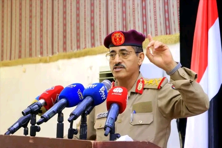 وزير الدفاع يزور المنطقة العسكرية السادسة ويخاطب قيادتها: ''أنتم على أعتاب نصر قريب ومهمة تحرير صنعاء تنتظركم''