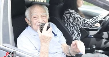 7 مشاهد مؤثرة من جنازة الراحل عبد الرحمن أبو زهرة.. روحه معلقة بالمسرح القومي بالعتبة.. الجثمان يزور خشبة المسرح وسيدنا الحسين.. رشوان توفيق يضرب المثل في الوفاء بين الأصدقاء أول من استقبل النعش بالمس