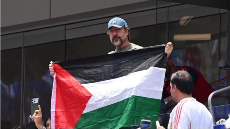 خلال المونديال.. لقاء دافئ يجمع خافيير بارديم بمشجع فلسطيني (فيديو)
