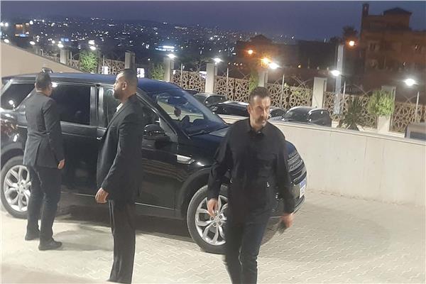 كريم عبد العزيز يصل عزاء هاني شاكر بمسجد أبو شقة