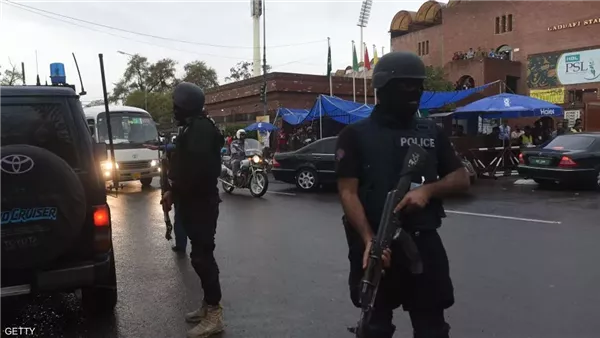 مقتل 12 شخصا بهجوم بسيارة مفخخة استهدف نقطة تفتيش في باكستان (فيديو)