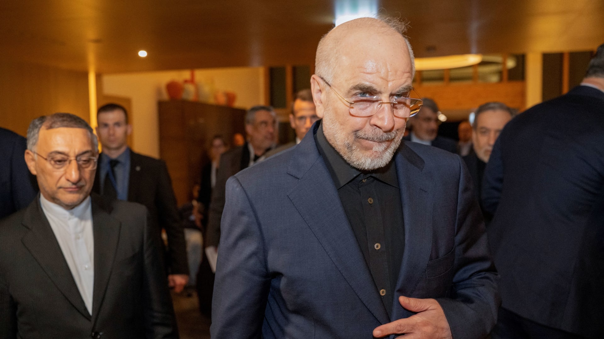 قاليباف يرد على تهديد ترامب لإيران: أمريكا “يائسة” وجيشنا مستعد للرد