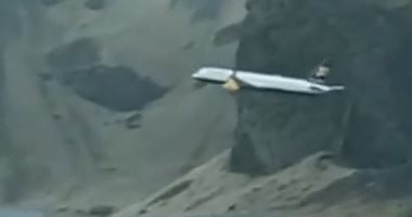 طيار "بوينج 757" يثير الذعر فى أيسلندا بعد تحليقه فوق المنازل بانخفاض خطير