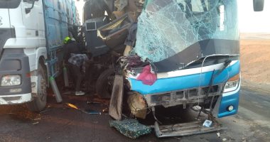 إصابة 7 أشخاص إثر حادث تصادم أتوبيس وسيارة نقل بطريق الواحات