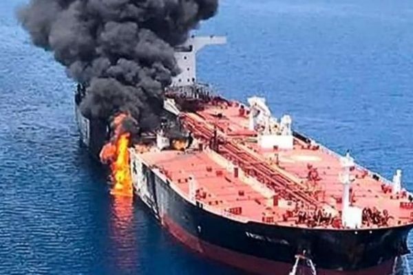 أمريكا تطلق النار على ناقلة نفط في خليج عُمان