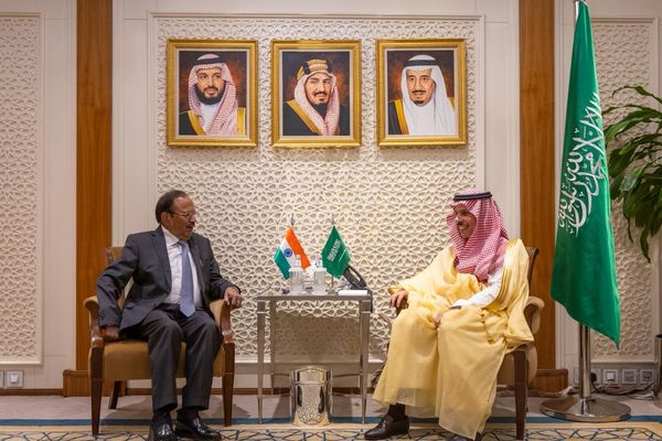 وزير الخارجية يستقبل مستشار الأمن الوطني بجمهورية الهند