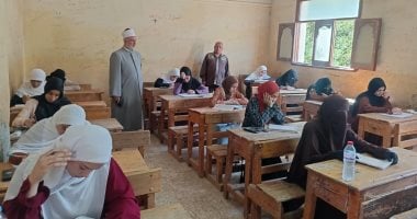 طلاب الأزهر بسوهاج يؤدون امتحان الكيمياء ورئيس المنطقة يتفقد لجان دار السلام