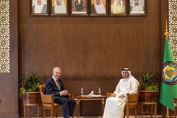 الأمين العام لمجلس التعاون يبحث مع المبعوث الأممي تطورات الأوضاع في السودان