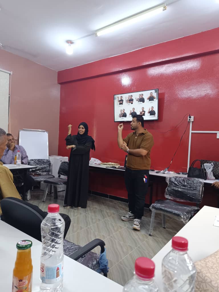 مؤسسة رموز للصم تنظم دورة بلغة الإشارة لموظفي مكاتب الشؤون الاجتماعية والعمل