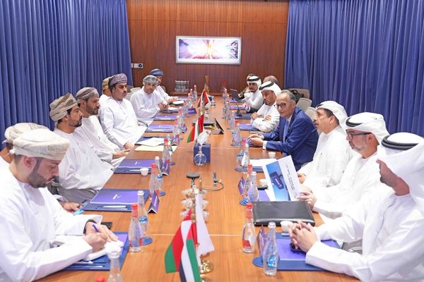 سلطنة عُمان والإمارات تبحثان تعزيز التعاون في المناطق الاقتصادية والحرة والمدن الصناعية