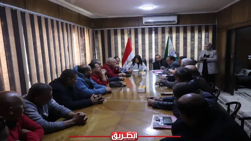 نائب محافظ الجيزة تعقد اجتماعًا مع شركات النظافة لبحث سبل دعم منظومة النظافة بالمحافظة
