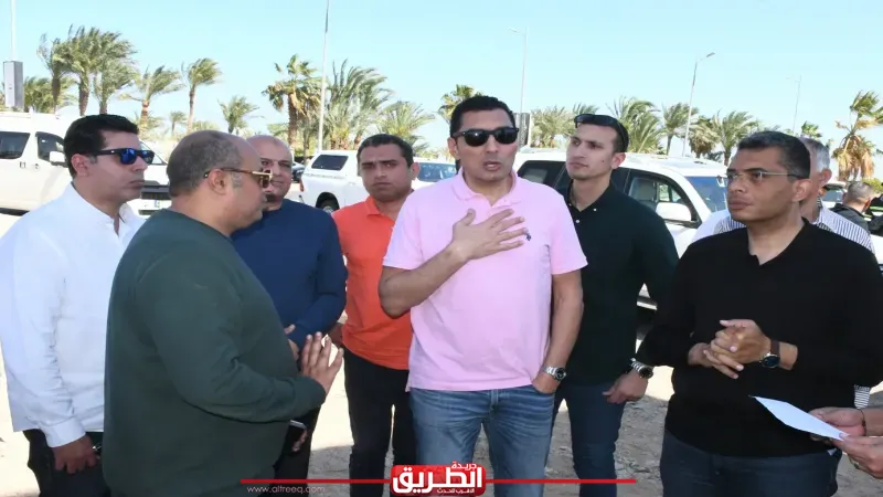 وزير الشباب والرياضة ومحافظ البحر الأحمر يتفقدان قطعة الارض المخصصة لإقامة القرية الأولمبية