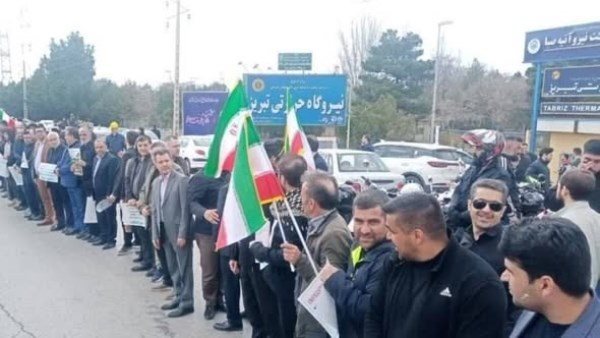 بعد تهديدات ترامب.. تشكيل سلاسل بشرية في تبريز لحماية محطات الكهرباء الإيرانية