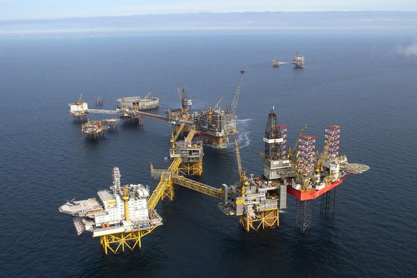 ارتفاع أسعار النفط وسط مخاوف من تصاعد التوترات واضطرابات في الإمدادات