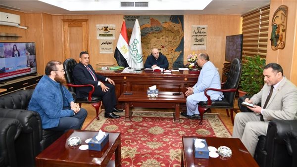 محافظ الفيوم يتابع آليات توريد محصول بنجر السكر
