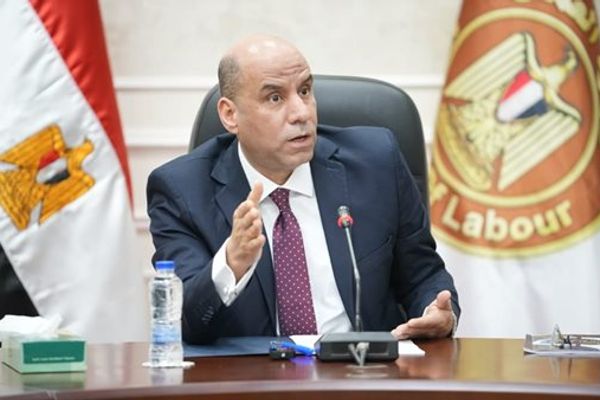 "العمل": إدارات متخصصة لمتابعة الحاصلين على تأشيرات وتصاريح العمل