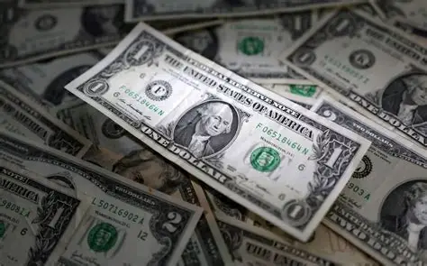 الدولار يتراجع وسط حديث عن اتفاق أميركي إيراني