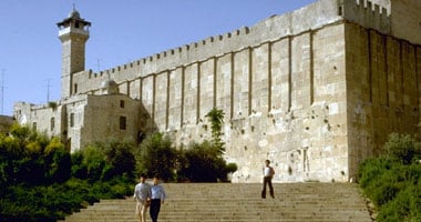 مسؤول فلسطيني: يجب استمرار التوافد للحرم الإبراهيمي لحمايته من غطرسة إسرائيل