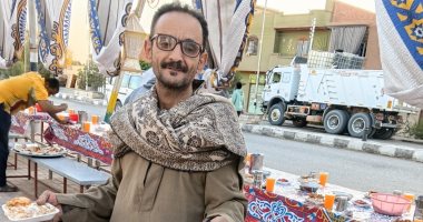 العطاء يوحدنا.. مسيحى يشارك فى تجهيز مائدة إفطار رمضان بكلابشة بأسوان