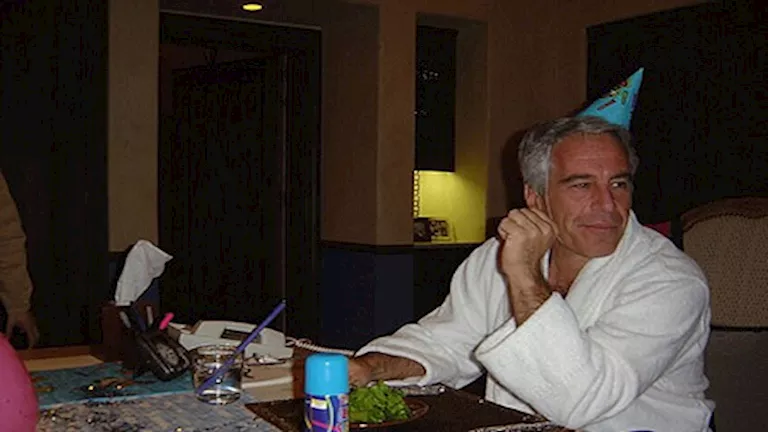 بينها أسماء ثقيلة.. العدل الأمريكية تنشر قائمة تضم 300 شخصية جديدة ورد