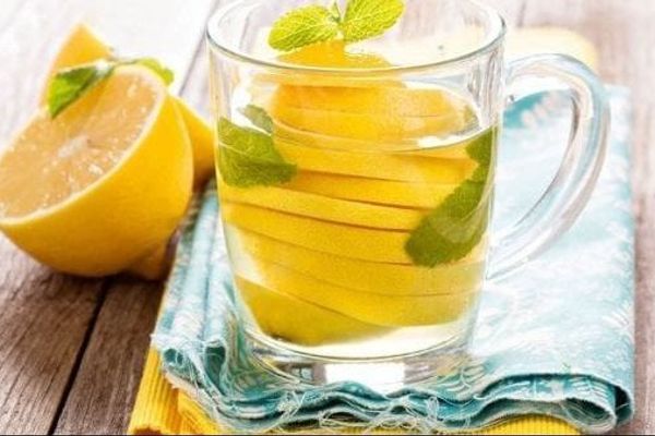 طريقة صحية: لماذا قد يكون الماء الدافئ مع الليمون أفضل من القهوة؟