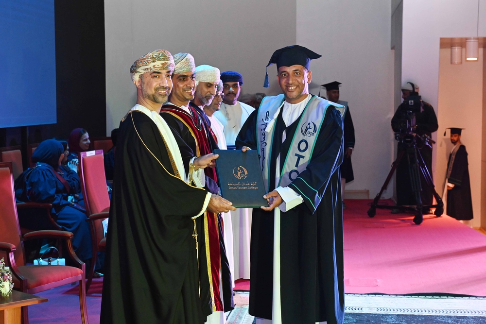 كلية عُمان للسياحة تحتفل بتخريج دفعة (2026) من طلابها