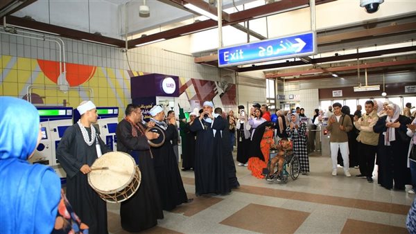 احتفالية غنائية ومزمار بلدي تبهج جمهور الركاب بمحطة مترو جامعة القاهرة (صور)