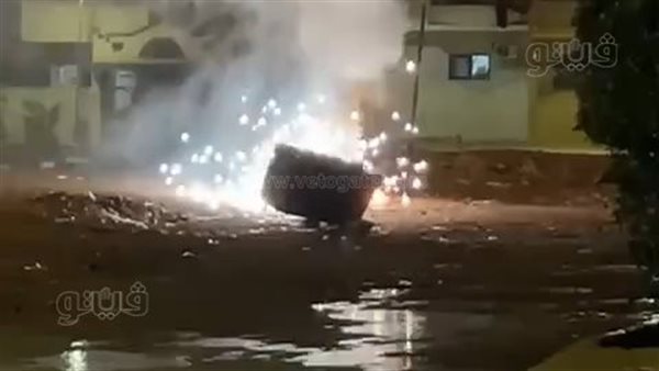 لحظات رعب، اشتعال النيران في كابل كهرباء رئيسي بسبب الطقس السيئ بالشرقية (فيديو)