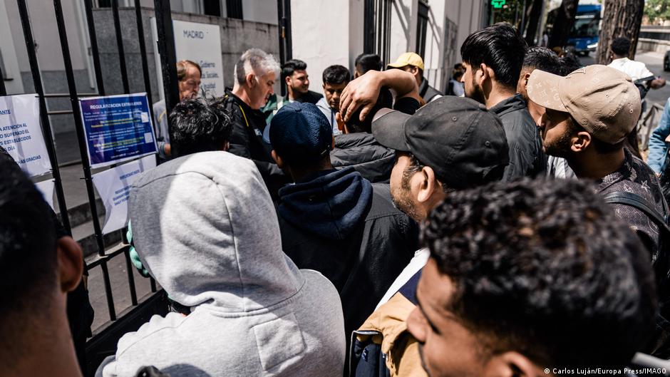 DW تتحقق: السوشال ميديا تؤجج العداء للمهاجرين في إسبانيا