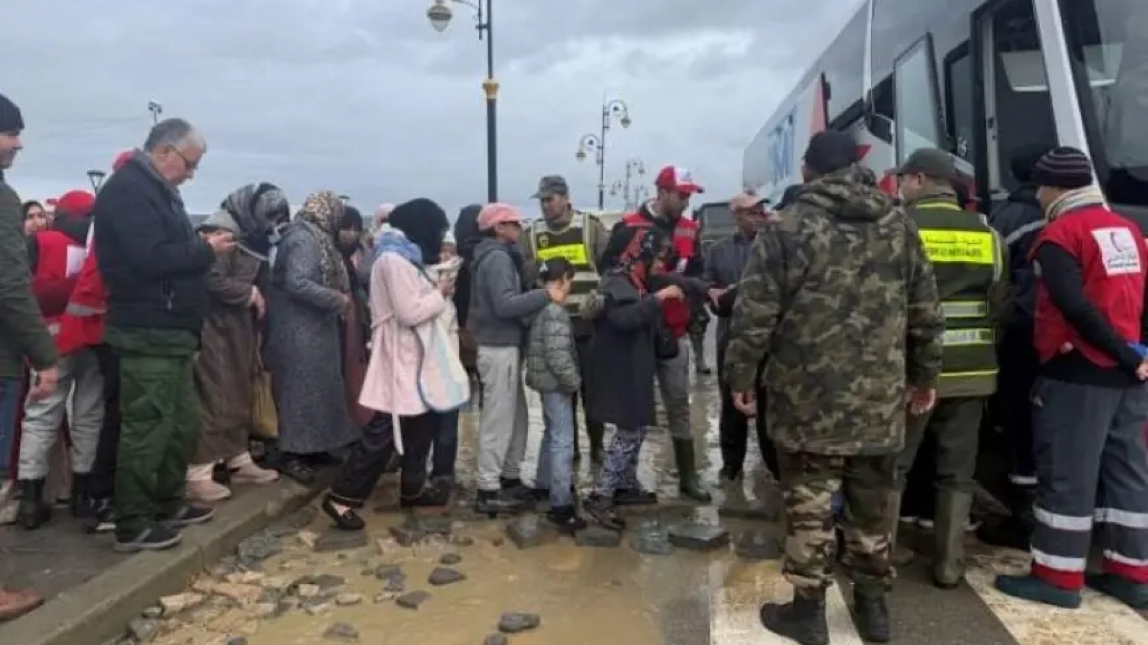 بعد انحسار الفيضانات.. انطلاق عملية إعادة المواطنين المُجلين من طنجة إلى القصر الكبير